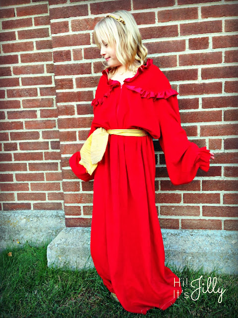 DIY Princess Buttercup Costume from The Princess Bride from Hi! It's Jilly #costume #buttercup #princessbride #halloween