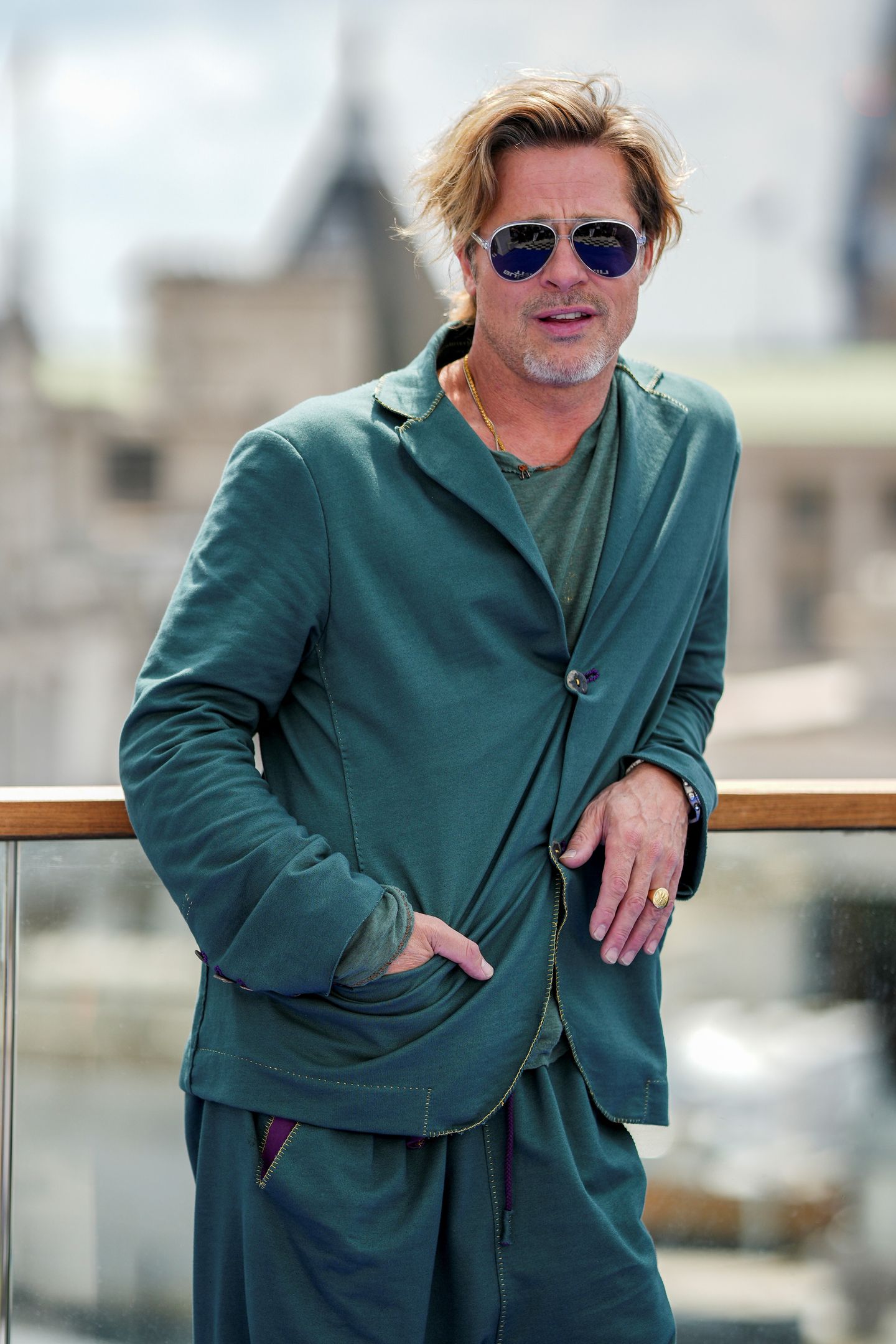 Después de lucir en falda, Brad Pitt se mostró con un traje informal de terciopelo en Londres