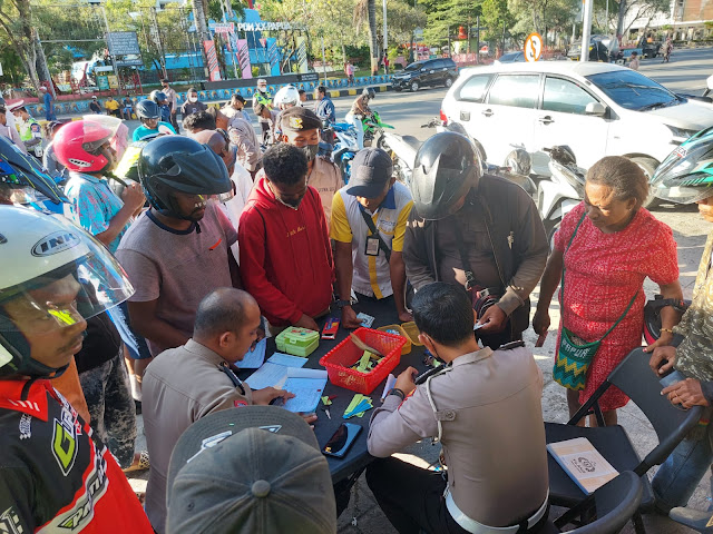 Pillomina Ida Waymramra Imbau Pengendara Jayapura Jaga Keselamatan di Jalan Raya