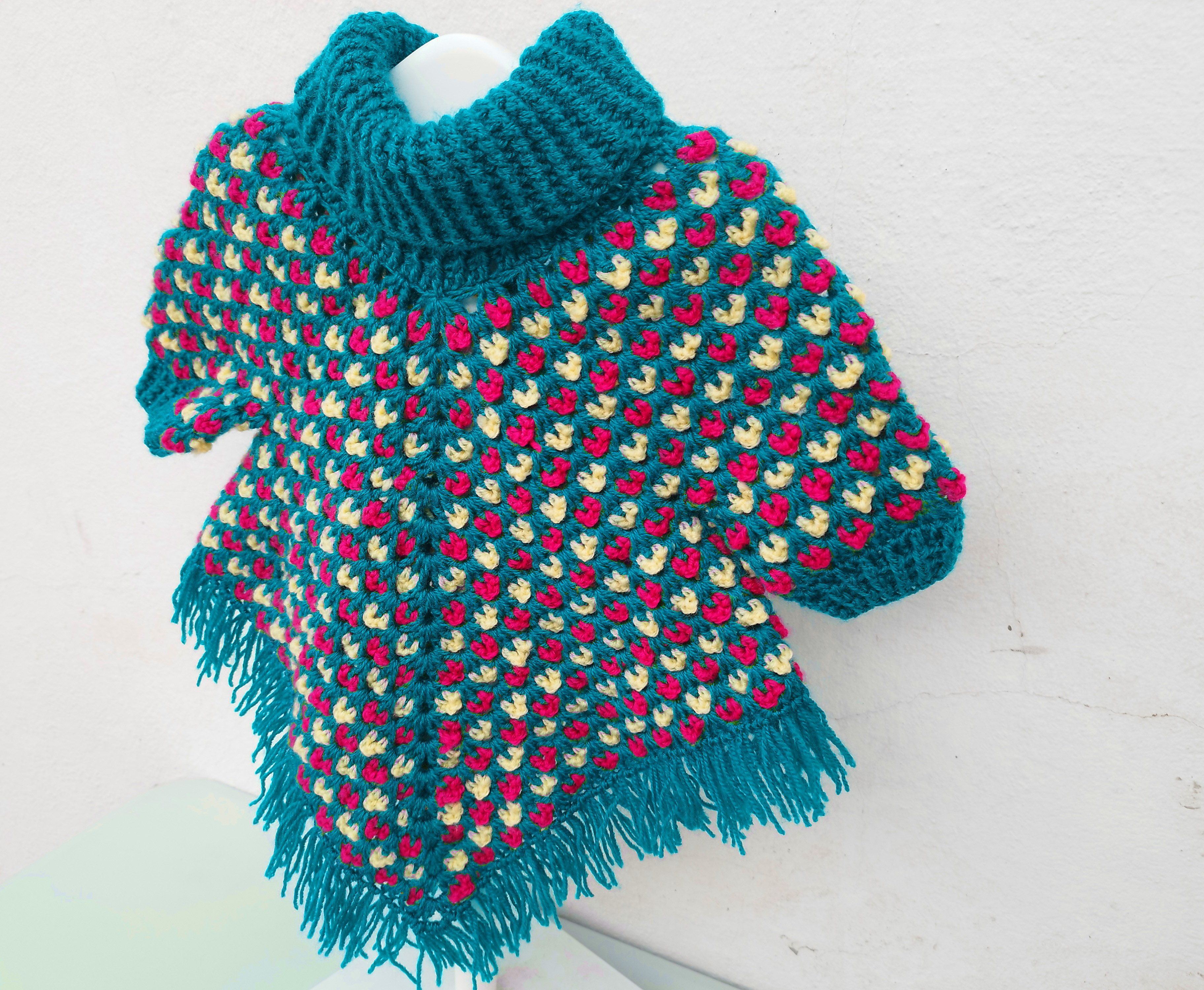 Lindo poncho verde para niña a