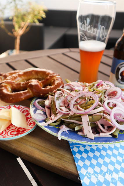 bayrischer Wurstsalat mit Brezel und Bier