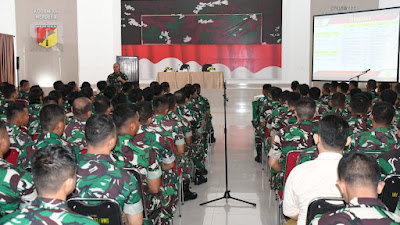 Danrem Berikan Jam Komandan Kepada Prajurit TNI, PNS dan Jajaran Korem 133/NW