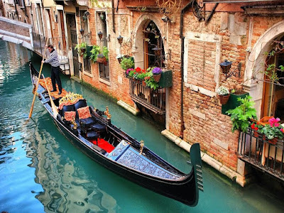 gondola-en-un-canal-de-venecia