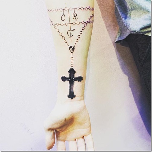 el_terco_como_una_pulsera_con_las_iniciales_de_las_personas_importantes_en_su_vida