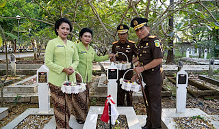 Ini Pesan Kajati Sulsel Saat Pimpin Ziarah dan Tabur Bunga di TMP Panaikang Dalam Rangka HBA Ke 63 dan HUT IAD Ke XXIII