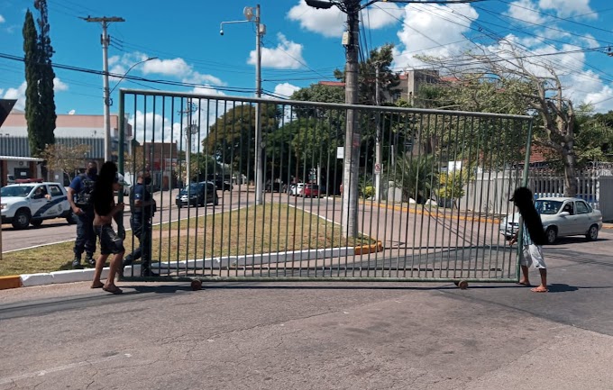 Guardas municipais prendem dupla que furtou um portão em Cachoeirinha