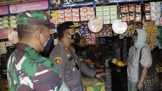 Kapolres Jombang dan Dandim 0814 Jombang laksanakan SIDAK minyak goreng di pasar pon