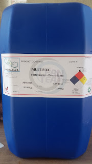 galonera azul con producto liquido multifox