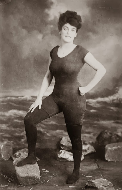 Аннетт Келлермен выступающая за права женщин носить цельный купальник 1907 г. Она была арестована за непристойность.