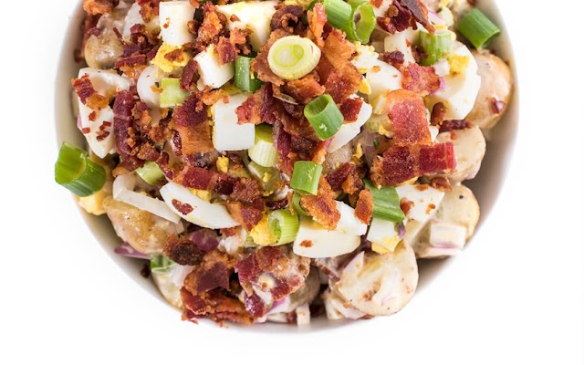 Salada de batata, ovos com bacon