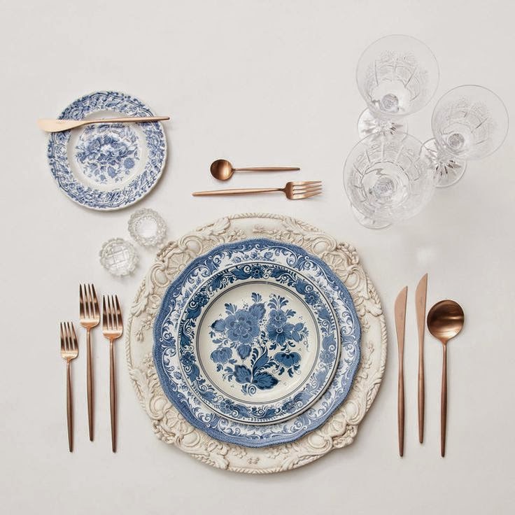 Claudia Living - Comparto esta linda mesa , en donde se mezcla vajilla azul  inglesa con platos verdes de base . Hoy se usa mucho mezclar colores en la  decoración , anímense