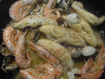 Cocinando el rape con langostino y almejas en salsa