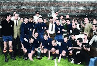 SELECCIÓN DE ESPAÑA. Temporada 1963-64. Iríbar, Fusté, Zoco, Olivella, Villalonga (seleccionador), Marcelino, Calleja. Amancio, Rivilla, Pereda, Luis Suárez y Carlos Lapetra. Los jugadores y el seleccionador celebran la consecución de  la 2ª edición de la Copa de Europa de Selecciones Nacionales. SELECCIÓN DE ESPAÑA 2 🆚 SELECCIÓN DE LA URSS 1 Domingo 21/06/1964, 18:30 horas. II Copa de Europa de Selecciones Nacionales, final. Madrid, estadio Santiago Bernabéu. GOLES: ⚽1-0: 5’, Pereda. ⚽1-1: 8’, Khusainov. ⚽2-1: 83’, Marcelino.