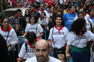 Cientos de personas reciben las fiestas de Rontegi en una marcha a ritmo de batucada