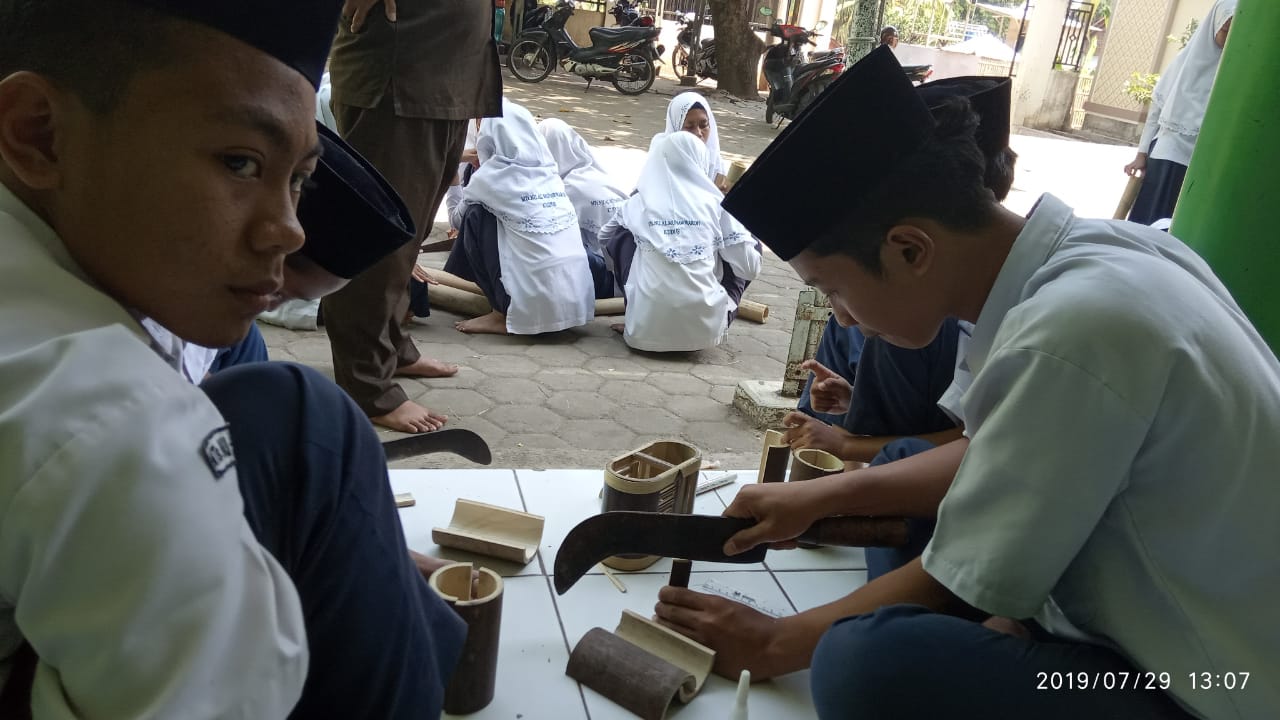  Kerajinan  Kotak Pensil dari Bambu  Coklat Praktikum 