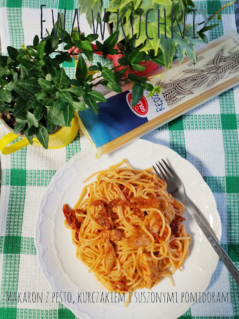 Makaron z pesto, kurczakiem i suszonymi pomidorami