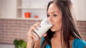 को सोने से पहले दूध पीने के फायदे