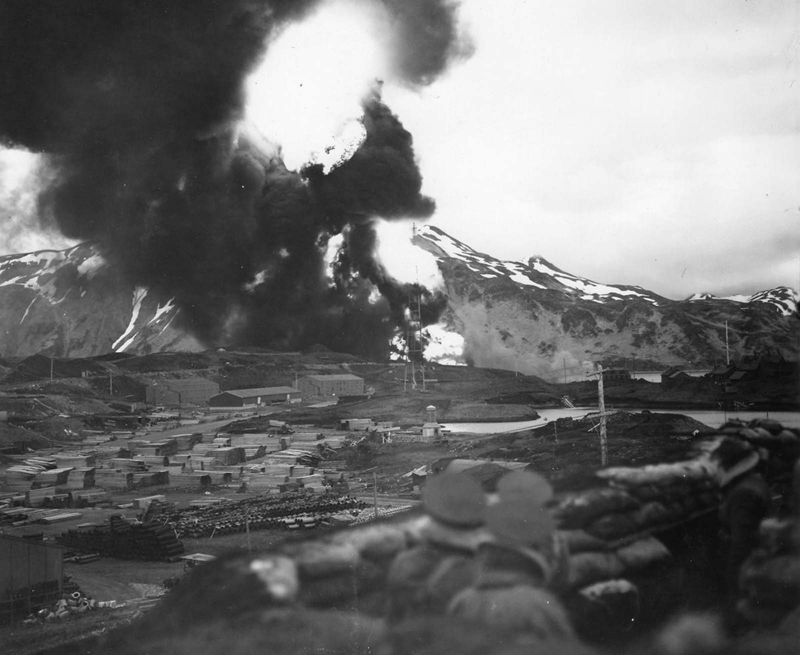 As forças dos EUA assistem a uma enorme bola de fogo acima de Dutch Harbor, no Alasca, após um ataque aéreo japonês em junho de 1942.