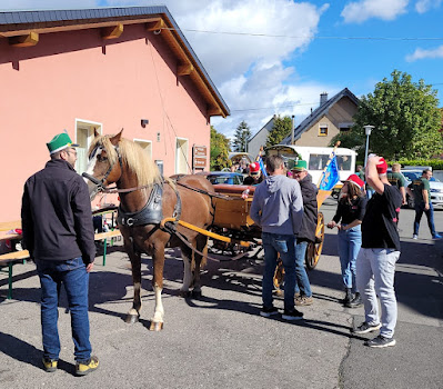Zur Hammelfahrt am Kirmesmontag trifft die Oberdorlaer Rechnungsgesellschaft ein hinter der Gemeindeschenke in Niederdorla.