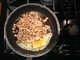 Preparing a walnut tart