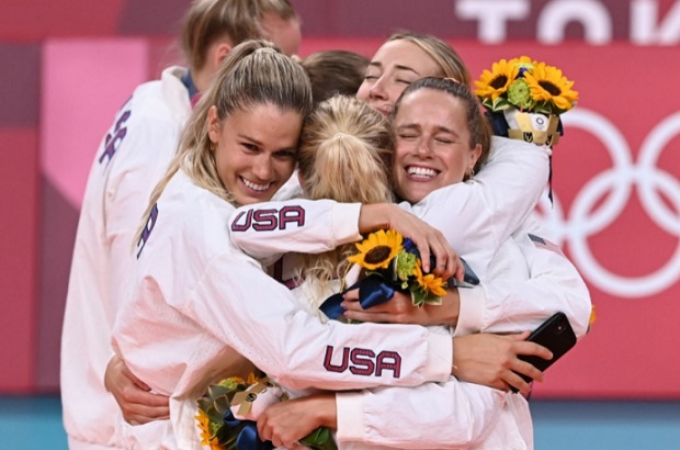 EEUU es al fin campeón olímpico en voleibol femenino y Brasil es segundo