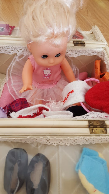 Upcycled: vintage vanity case to doll bedroom