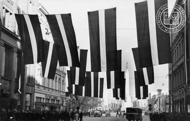 Kaļķu iela Rīgā valsts svētku rotā. 1938. gada 18. novembris. Fotogrāfs nezināms. LNVM krājums