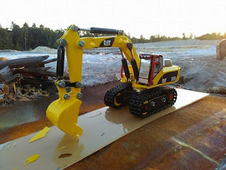 Miniatur Excavator Ini Terbuat Dari Barang2 Bekas Lho...Nggak Percaya ?