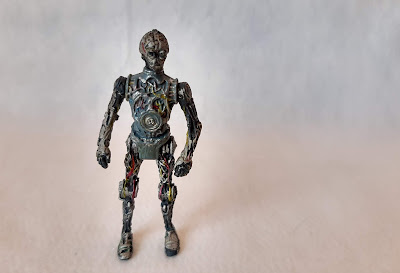 Boneco, figura de ação articulada na cabeça, braços e virilha  do robo C3PO versão ele queimado  - 9cm de altura LFL 1998 - Hasbro  R$ 22,00