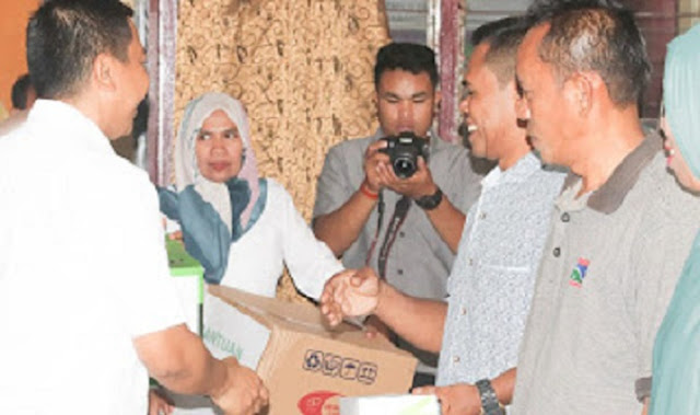     Basli Ali Provides Food Equipment Assistance in Putabangun Village