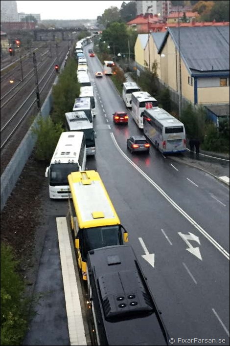 Parkerade-Bussar-Blockerar-Trafiken-Utanför-Friends