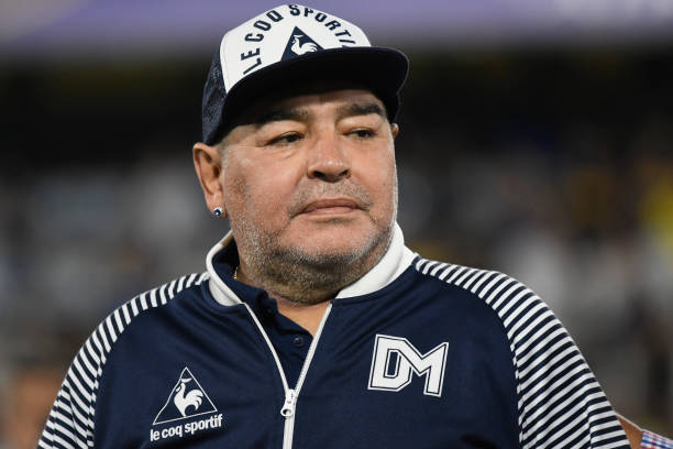 Morre Diego Maradona 