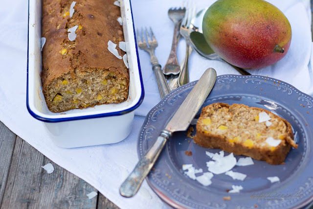 Mango-Kokos Brot mit Macadamia Nüssen