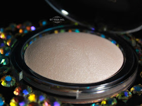 Pudra-haylayter Catrice High Glow Mineral Highlighting Powder v ottenke 010 Light Infusion, обзор, отзыв, свотчи, review, swatches, Vera Bel