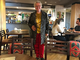 Kaffesoester in leopard coat at secret meeting