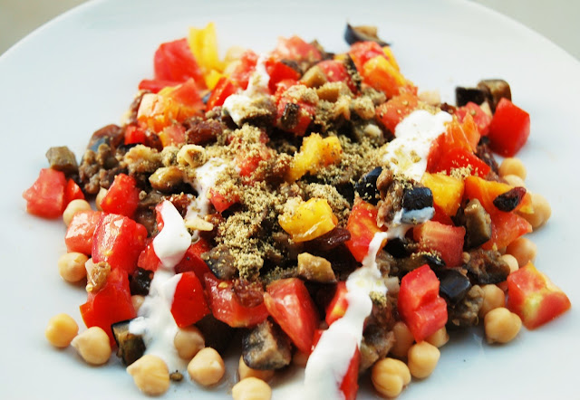 Salade d'aubergines, pois chiches, tomates et raisins secs