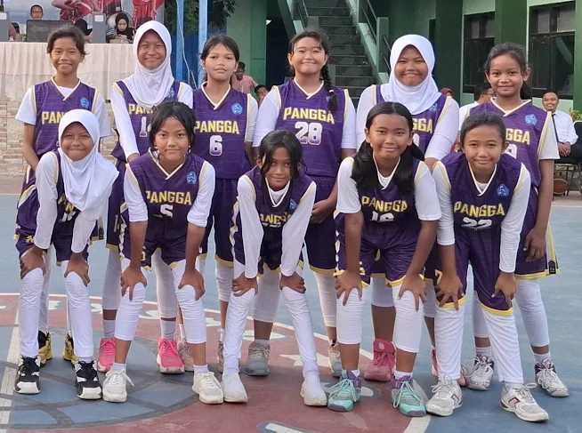 Tim basket putri SDN Pangarangan 3 saat bertanding di semifinal Spensa Cup