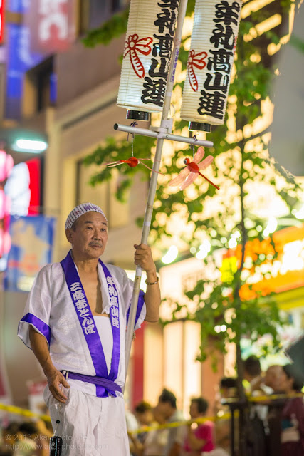 三鷹阿波踊り 三鷹赤とんぼ連の高張提灯持ち手