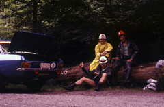 Het trio Rudi, Peter en Paul klaar voor de eerste grote grot! Let op mijn Opel Ascona '72, die nu een oldtimer zou zijn.