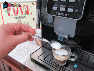 preparazione del caffè schiumato con Cecotec Cumbia Power Matic-ccino 6000