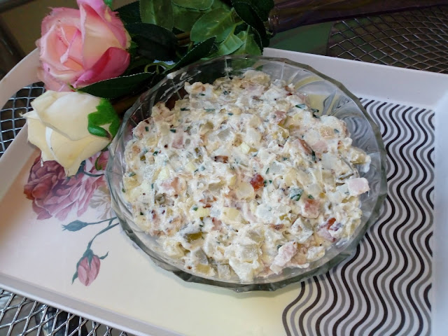 salatka ziemniaczana z kielbasa salatka z ziemniakow salatka ze smazona cebula i kielbasa salatka z ogorkami kiszonymi salatka grillowa