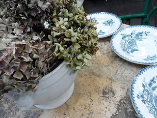 Detalle de combinacion de hortensias y porcelana en Desembalaje Bilbao