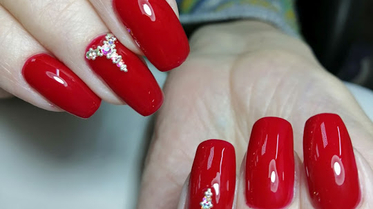 Ideas de manicura roja de moda con diseño                                                                                                                                                               