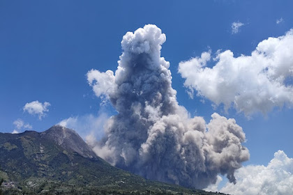 Hujan abu vulkanik akibat erupsi Gunung Merapi