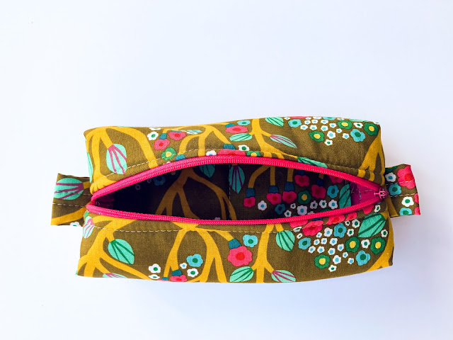 Little Travel Zipper Pouch with Boxed Corners - Free Sewing tutorial