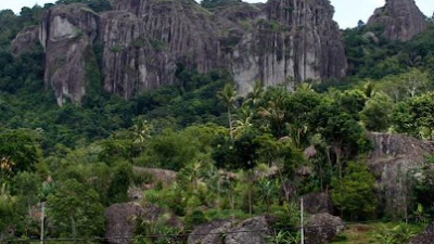 Gunung Api Purba Nglanggeran dengan Spot Sunrise Nan Cantik