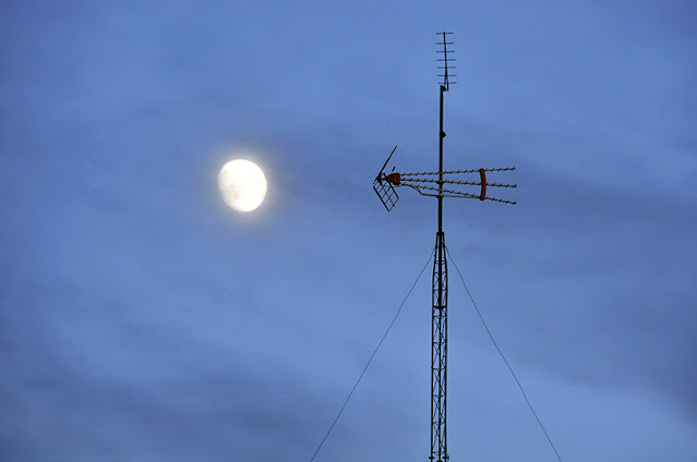 Antena de televisión apuntando a la Luna.