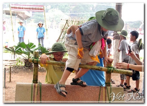 Bé học làm bộ đội, trinh sát, Việt Nam