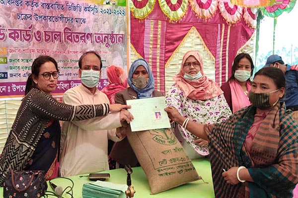 নীলফামারী সদর উপজেলায় হতদরিদ্র পরিবারের মাঝে ভিজিডি’র চাল বিতরণ