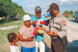 Polisi Beri Imbauan Cegah Covid-19 dan Bagikan Masker di Muara Tami